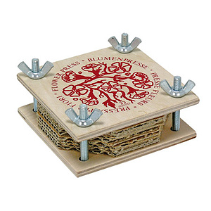 Blumenpresse klein mit Pappeinlagen und Flie�papier, ca.10x10cm