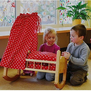 Puppenwiege mit Bettbezug und Himmel rot