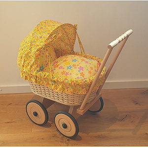 Korb-Puppenwagen gelb mit bunten Blumen