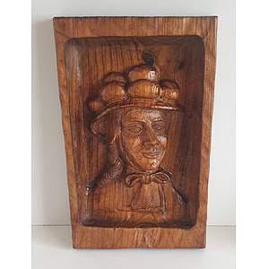 Relief Pappelholz lasiert, Schwarzwaldtracht, 43x26x4,5cm